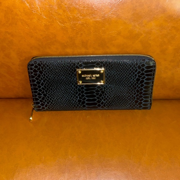 Michael Kors 🖤🖤🖤 - Picture 1 of 11